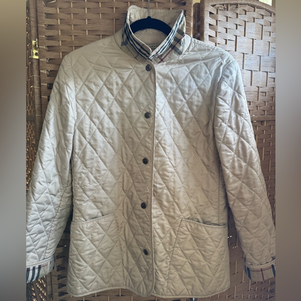BURBERRY CREAM QUILTED JACKET SZ S/M WITH TRADITIONAL BURBERRY CHECK PRINT.